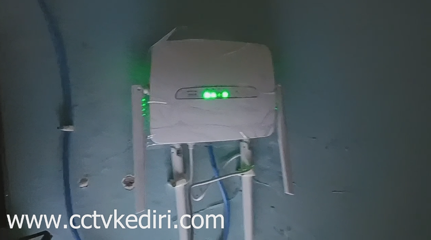 <p>Apa itu Router Sim untuk CCTV ? Router Sim untuk CCTV adalah perangkat jaringan yang memungkinkan sistem kamera pengawas (CCTV) telah terhubug ke internet menggunakan kartu SIM seluler. Tidak seperti router biasa yang menggunakan kabel fiber atau DSL, router ini memanfaatkan jaringan seluler 4G atau 5G sebagai sumber internet utama. Router SIM dilengkapi dengan slot kartu SIM layaknya ponsel, sehingga pengguna cukup memasukkan kartu SMI dari provider tertentu, dan internet pun langsung aktif.</p>